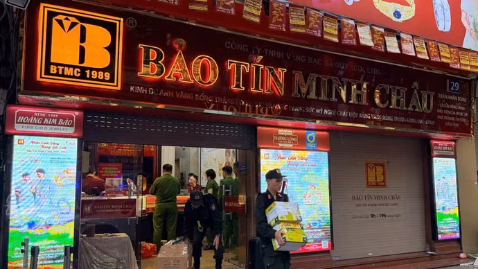 Ngày 25/3, cảnh sát có mặt tại cả 3 cơ sở của Bảo Tín Minh Châu