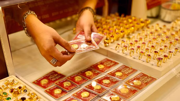 Giá vàng bật tăng sốc gần 5 triệu đồng/lượng