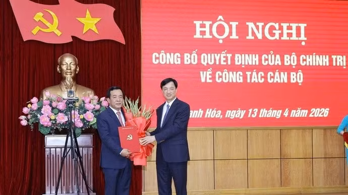 Ông Nguyễn Duy Ngọc, Ủy viên Bộ Chính trị, Bí thư Trung ương Đảng, Trưởng Ban Tổ chức Trung ương trao quyết định của Bộ Chính trị cho ông Lê Đức Thái giữ chức Bí thư Tỉnh ủy Thanh Hóa