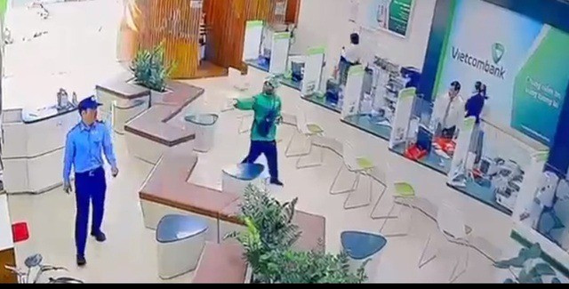 Hai tên cướp đội mũ bảo hiểm, bịt kín mặt đã cướp khoảng 1,8 tỷ đồng của ngân hàng