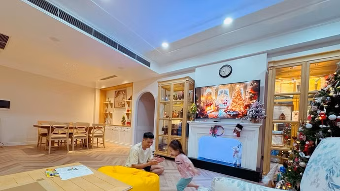Phòng khách của căn hộ rộng rãi và ấm cúng