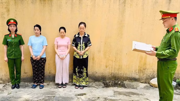 Đối tượng Trần Tiễn Như Nghi mặc áo màu xanh, đối tượng Nguyễn Thị Liên mặc áo màu hồng (chủ tiệm vàng Ngọc Tâm), đối tượng Hoàng Thị Thanh Nga mặc áo màu đen hoa vàng (chủ tiệm vàng Ngọc Châu Âu)