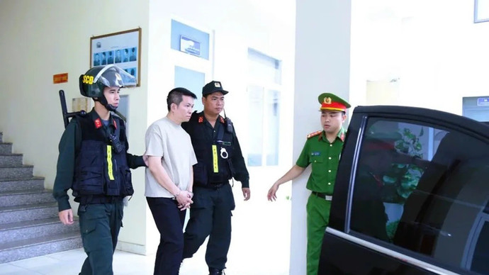 Công an áp giải Nguyễn Quốc Vũ 