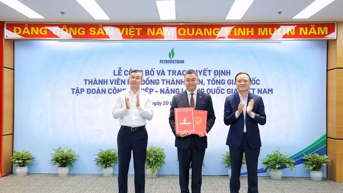 Bộ trưởng Bộ Tài chính Ngô Văn Tuấn và Chủ tịch Petrovietnam Lê Ngọc Sơn trao quyết định cho ông Lê Mạnh Cường