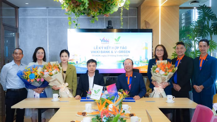 Đại diện V-Green và Vikki Bank tại lễ ký hợp tác