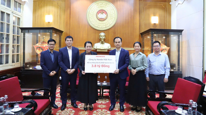 Chung tay cùng người dân khắc phục hậu quả lũ lụt, Honda Việt Nam trao tặng 3,8 tỷ đồng
