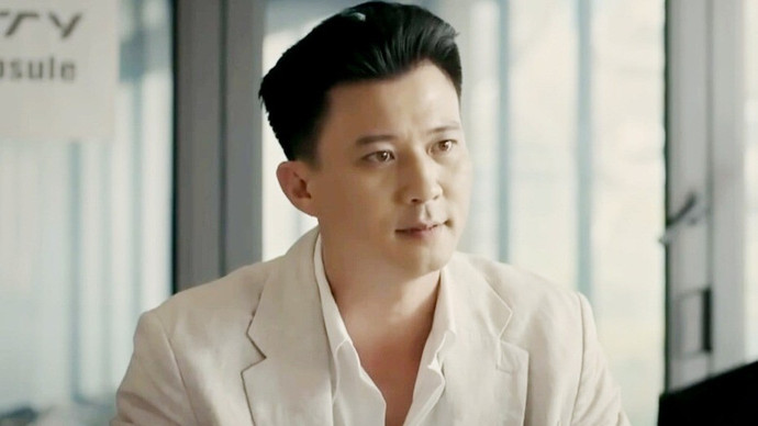Viễn do Hà Việt Dũng thủ vai, được xây dựng là một người đàn ông thành đạt