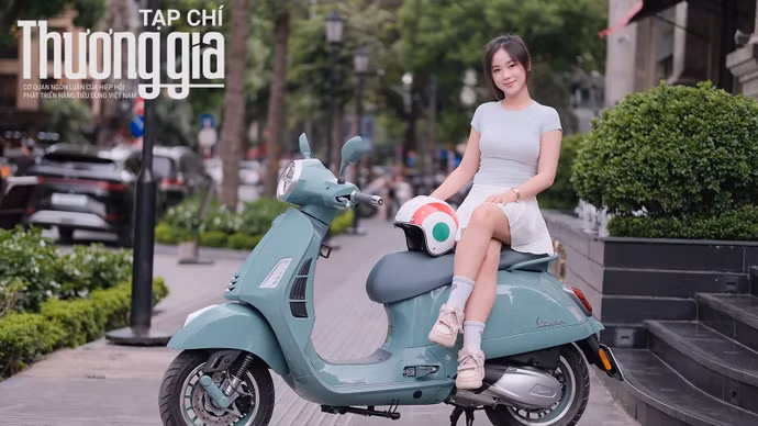 Cô nàng Gen Z khoe dáng đầy sức sống bên Vespa GTS 80th