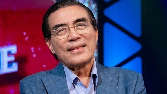 "Huyền thoại nhạc đỏ" NSND Trung Đức tuổi thất thập: Sống an nhiên bên vợ đảm, vẫn miệt mài luyện thanh, dạy nhạc