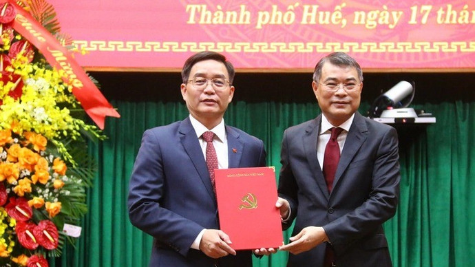 Trưởng ban Tổ chức Trung ương Lê Minh Hưng trao quyết định của Bộ Chính trị chỉ định ông Nguyễn Đình Trung giữ chức Bí thư Thành ủy Huế nhiệm kỳ 2025-2030