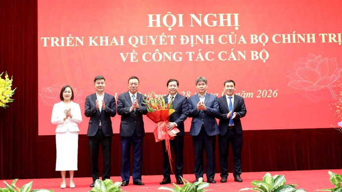 Lãnh đạo Thanh tra Chính phủ tặng hoa chúc mừng đồng chí Dương Quốc Huy, tân Bí thư Tỉnh ủy Lào Cai