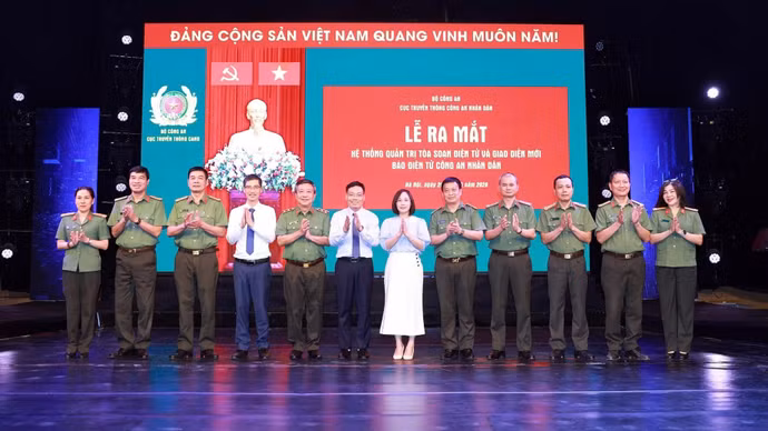 Các đại biểu dự lễ ra mắt hệ thống quản trị toà soạn điện tử và giao diện mới Báo điện tử CAND