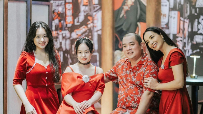 Siêu mẫu Thúy Hạnh đẹp rạng ngời tuổi U50, sống trong biệt thự tràn ngập hoa ở trung tâm TPHCM