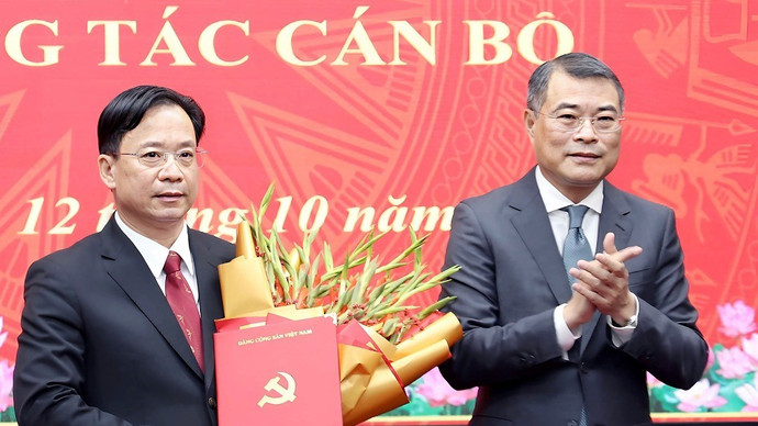 Trưởng Ban Tổ chức Trung ương Lê Minh Hưng trao quyết định của Bộ Chính trị điều động, chỉ định ông Hoàng Văn Nghiệm giữ chức Bí thư Tỉnh ủy Sơn La