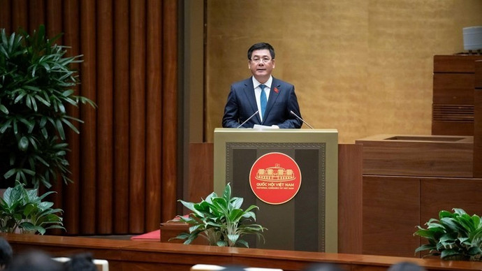 Bộ trưởng Bộ Công Thương Nguyễn Hồng Diên thừa uỷ quyền của Thủ tướng Chính phủ trình bày Tờ trình dự án Luật Thương mại điện tử