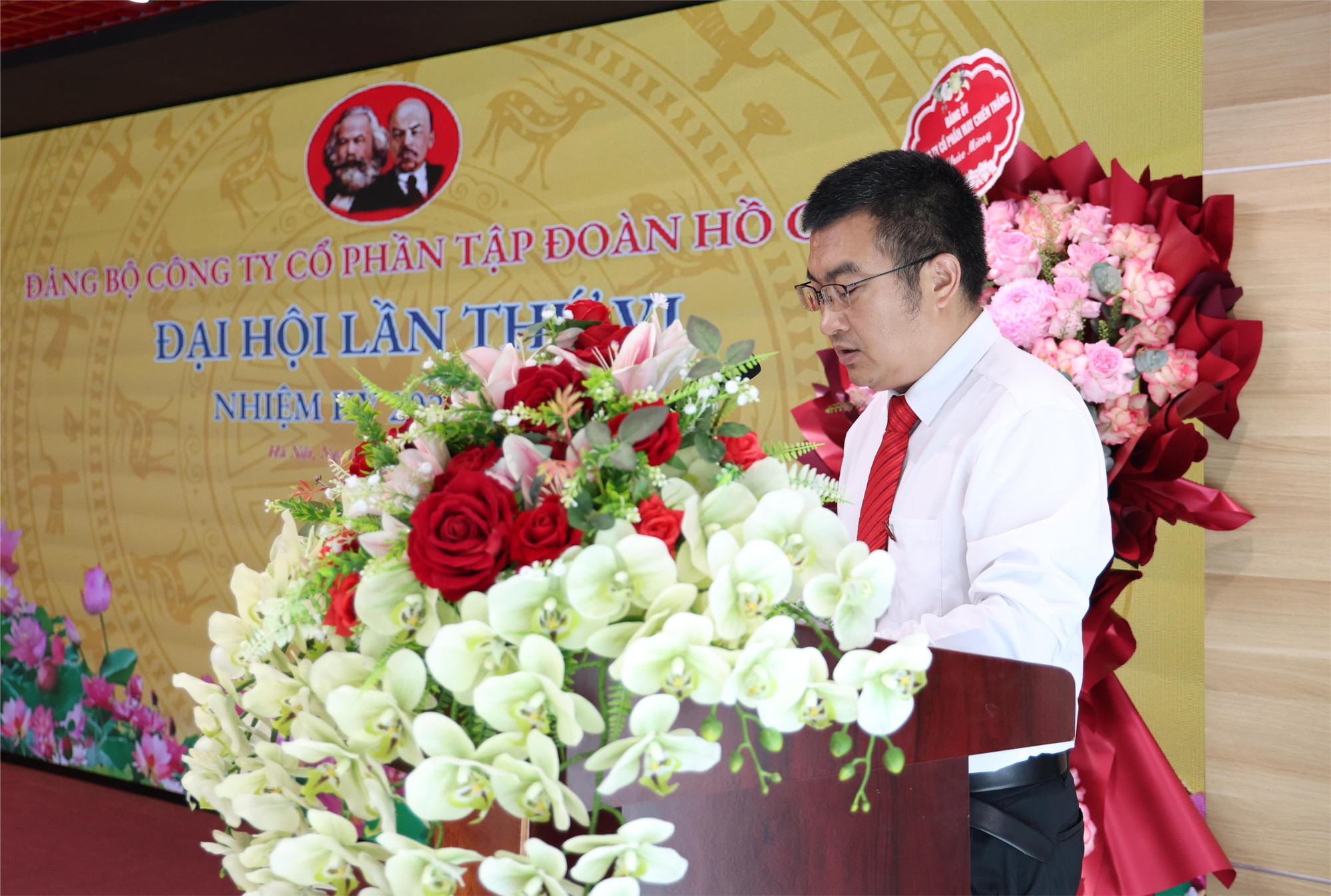 Đồng chí Phí Ngọc Trịnh, Phó bí thư Đảng ủy, Tổng giám đốc khối sản xuất Tập đoàn trình bày Báo cáo chính trị tại Đại hội dong-chi-phi-ngoc-trinh-pho-bi-thu-dang-uy-tong-giam-doc-khoi-san-xuat-tap-doan.jpg