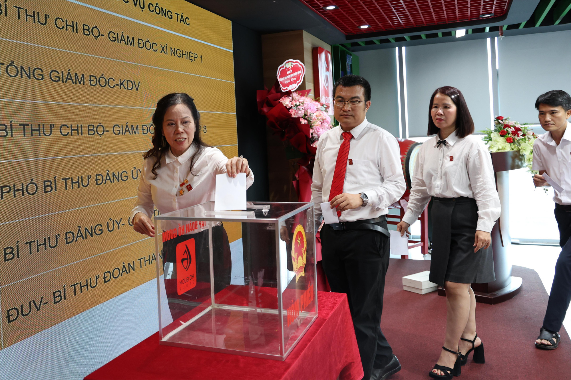 Đoàn Chủ tịch và Đảng viên tham gia bỏ phiếu doan-chu-tich-va-dang-vien-tham-gia-bo-phieu.jpg