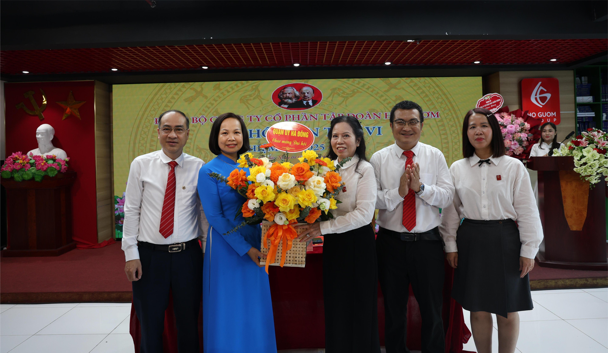 Các vị khách mời tặng hoa chúc mừng Đại hội cac-vi-khach-moi-tang-hoa-chuc-mung-dai-hoi.jpg