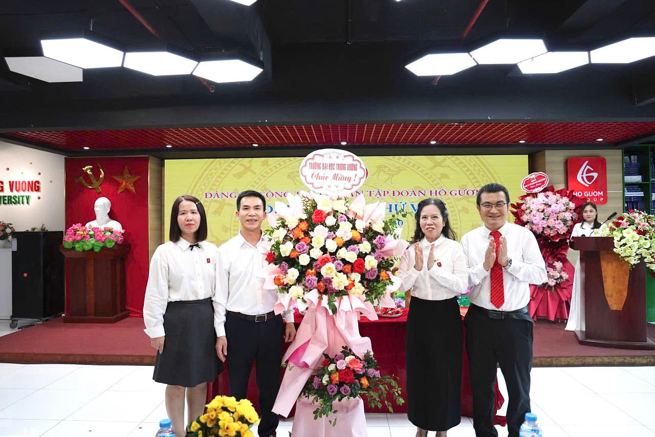 tien-sy-nguyen-huy-anh-hieu-truong-truong-dai-hoc-trung-vuong-tang-hoa-chuc-mung-dai-hoi.jpg
