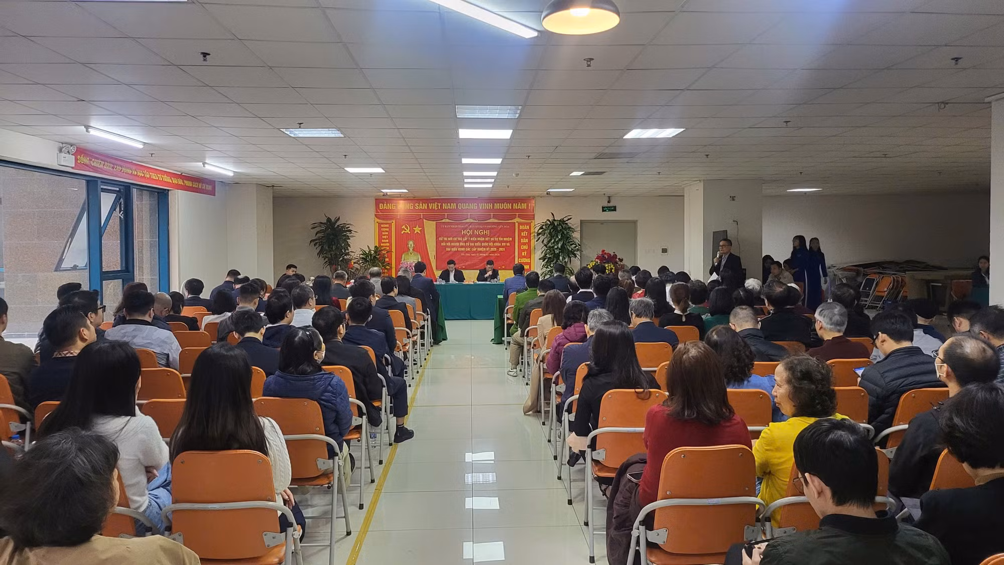 cu-tri-to-dan-pho-19-phuong-yen-hoa-phat-bieu-y-kien-tao-hoi-nghi.jpg.avif
