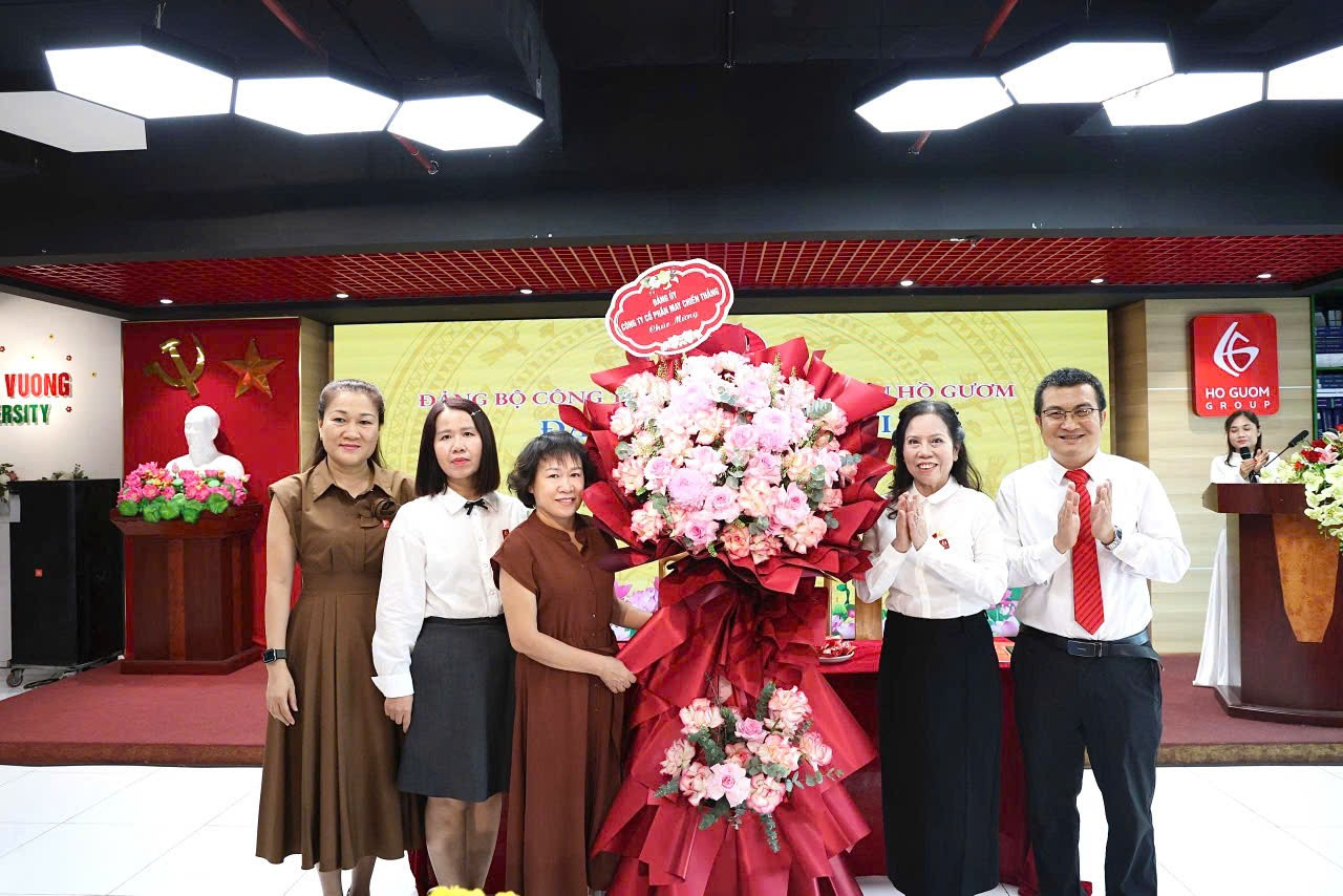 dai-dien-cong-ty-cp-may-chien-thang-tang-hoa-chuc-mung-dai-hoi.jpg