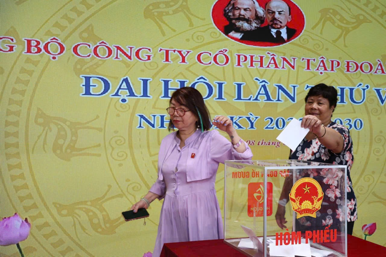 Đảng viên Nguyễn Thị Hòa (Bạch Mai, Hà Nội) cho biết: Cô có 43 năm tuổi Đảng, tham gia Đại hội ngày hôm nay cô rất vui. z6688175489415-51ee430018cc3e86bd6db0708d74ee5b.jpg