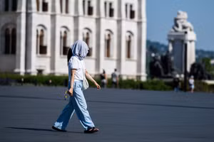 Muốn mặc mát trong ngày hè, đừng chỉ nhìn vào màu áo