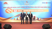 Thứ trưởng Bộ Xây dựng Bùi Xuân Dũng và Chủ Tịch Tổng hội Xây Dựng Việt Nam TS. Đoàn Việt Dũng trao giải “Nhà thầu xây dựng chất lượng, uy tín hàng đầu Việt Nam năm 2024” cho đại diện SCG Group