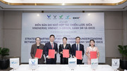Đại diện các công ty VinEnergo, VinFast, V-GREEN, Xanh SM trao biên bản ghi nhớ hợp tác chiến lược với Tổng Công ty IDICO