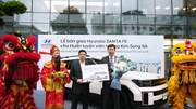 Tổng Giám đốc Hyundai Thành Công Việt Nam Nguyễn Anh Tú chính thức bàn giao chiếc Santa Fe Calligraphy 2.5 Turbo cho ông Kim Sang Sik