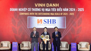 Phó Chủ tịch HĐQT kiêm Phó Tổng Giám đốc SHB Đỗ Quang Vinh đại diện Ngân hàng nhận giải thưởng