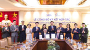 Đại diện SHB và Trung tâm Thông tin du lịch ký kết tỏa thuận hợp tác