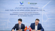 Ông Nguyễn Anh Khoa, Tổng Giám đốc VinEnergo (trái) và ông Karsten Nielsen, nhà sáng lập kiêm Tổng Giám đốc Tập đoàn GreenGo Energy (phải) tại buổi lễ ký kết hợp tác giữa hai bên