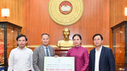 Bà Hà Thị Nga, Uỷ viên Trung ương Đảng, Phó Chủ tịch Ủy ban Trung ương Mặt trận Tổ quốc Việt Nam tiếp nhận ủng hộ từ nhà sáng lập Ecopark
