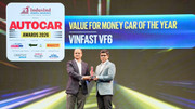 Ông Tapan Ghosh (phải) CEO VinFast Ấn Độ nhận giải thưởng từ đại diện ban tổ chức Autocar India Awards 2026