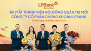 Ông Phạm Phú Khôi (giữa), Chủ tịch LPBS trao hoa cho các thành viên Hội đồng quản trị và Tổng Giám đốc LPBS