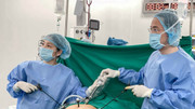 Ca mổ nội soi do ekip Vinmec Cần Thơ và chuyên gia từ TP.HCM phối hợp thực hiện, bóc tách khối u lớn an toàn, ít xâm lấn.