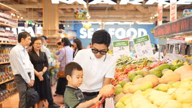 Khách hàng mua sắm tại siêu thị WinMart