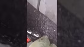 Người dân nép mình bên dải phân cách cứng để tránh cơn mưa đá đột ngột đổ xuống