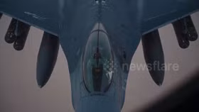 Khoảnh khắc máy bay KC-135 Stratotanker tiếp nhiên liệu cho tiêm kích F-16 trong Chiến dịch Epic Fury