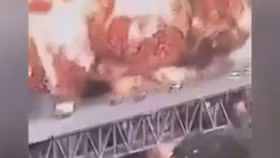 Khói đen bao trùm, giao thông tê liệt khi kho nhiên liệu phát nổ, bùng cháy dữ dội