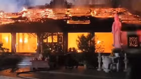 Nhiều hiện vật trăm năm tuổi bị thiêu rụi khi ngôi chùa bùng cháy trong đêm tối