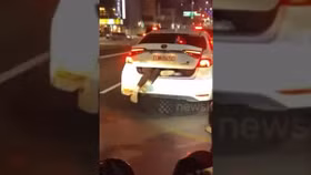 Nhiều người kinh hãi khi thấy hành khách ngủ trong cốp xe ô tô đang di chuyển