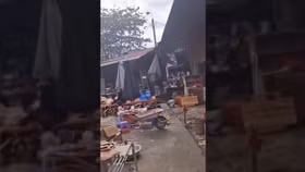 Khói đen bốc cao khi ngọn lửa bùng cháy tại chợ Yên Minh (Hà Giang) chiều giáp Tết