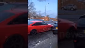 Cảm thấy bối rối khi phát hiện cơn mưa chỉ đổ xuống quanh chiếc xe của mình