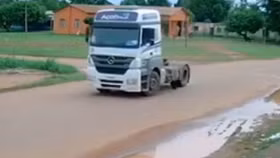 Thoát nạn thần kỳ khi bị cuốn cả đoạn đường dài dưới gầm xe đầu kéo 