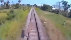 Phớt lờ cảnh báo, công nông phóng nhanh qua lối tự mở bị tàu hỏa húc bay ở Phú Yên