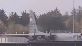 Đột nhập vào khu vực cấm, người đàn ông đập phá máy bay C-130 Hercules của Không quân Mỹ