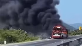 Xe khách giường nằm 2 tầng bùng cháy dữ dội trên Quốc lộ 1, tỉnh Khánh Hòa