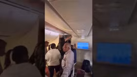 Hành khách ngạt thở tức giận đập cửa máy bay sau khi trễ 5 giờ không có điều hòa